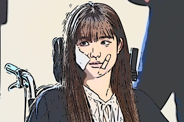 【アンナチュラル ミケちゃん】顔に絆創膏を貼った車椅子の女性のイラスト