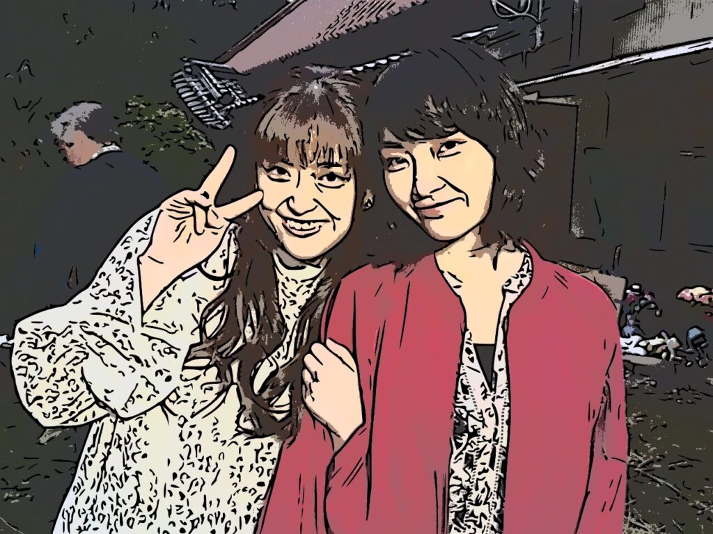 【アンナチュラル ミケちゃん】ピースサインをする女性と肩を組む女性