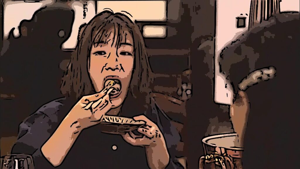 【アンナチュラル ミケちゃん】女性が皿から料理をつまんで食べる様子